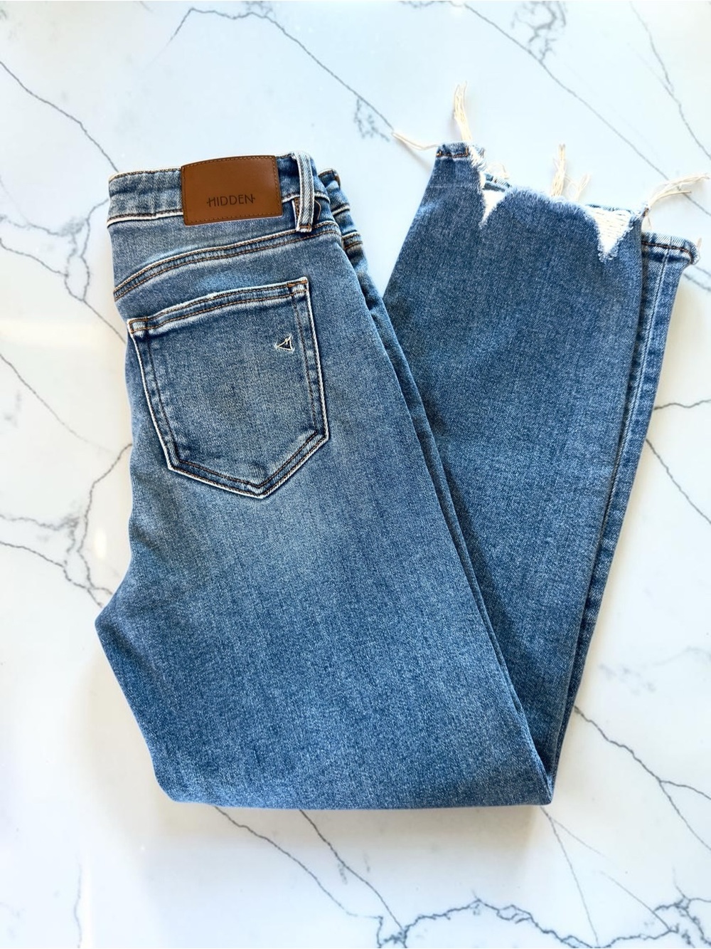 Hidden High-Rise Cropped Ankle Jeans in Medium Blue with Distressed Split Hem